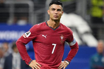 Ronaldo ngừng bướng bỉnh, chấp nhận từ bỏ để trở lại làm biểu tượng vĩ đại