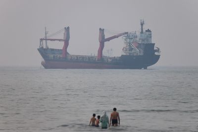 Tàu chở dầu bị vật thể bay không xác định tấn công tại eo biển Hormuz