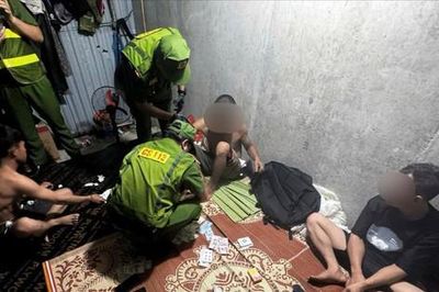 Triệt phá ổ nhóm đánh bạc trong tầng hầm công trường trên phố Kim Mã