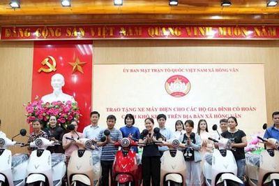 Xã Hồng Vân trao tặng xe máy điện cho hộ nghèo, hộ cận nghèo