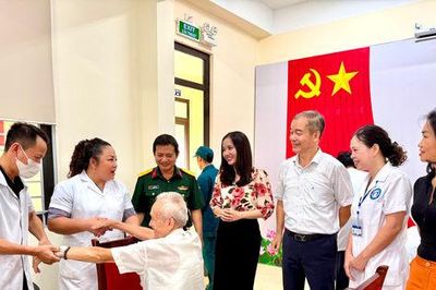 Phường Yên Sở khám, chăm sóc sức khỏe người có công dịp 27-7