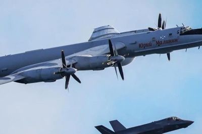 Máy bay Tu-142 Nga thả phao sonar áp sát nhóm tàu sân bay Anh