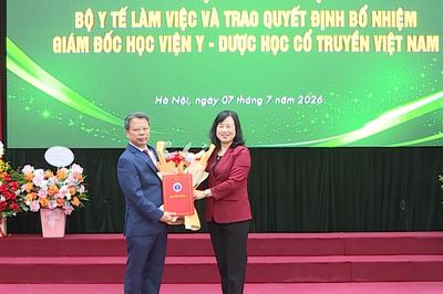 Bộ trưởng Bộ Y tế Đào Hồng Lan trao quyết định bổ nhiệm Giám đốc Học viện Y - Dược học cổ truyền Việt Nam