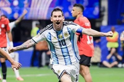 Messi chuộc lỗi hoàn hảo, Argentina vào tứ kết sau màn ngược dòng kinh điển