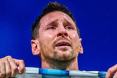 Messi khóc nức nở khi thoát hiểm ngoạn mục trước Ai Cập