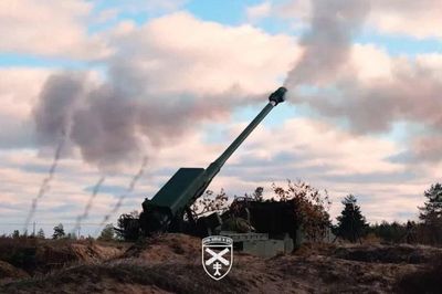Quốc gia NATO bí ẩn đặt mua lượng lớn đạn pháo 155 mm tầm bắn 40 km cho Ukraine
