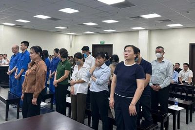 Nhóm cựu cán bộ Sở Y tế hầu tòa vì nhận tiền khi cấp phép khám, chữa bệnh