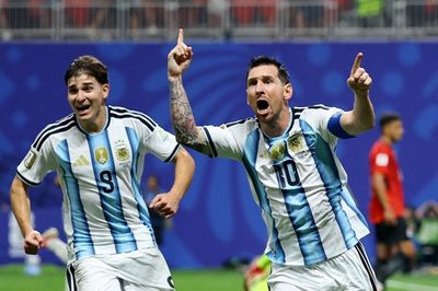Messi cân bằng kỷ lục gần trăm năm của Argentina tại World Cup