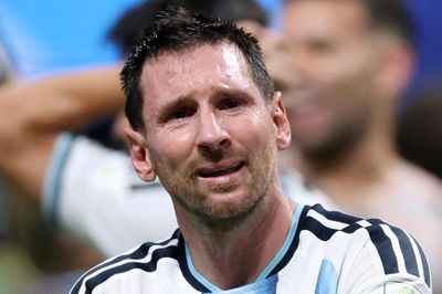 Messi khóc vì đá hỏng phạt đền