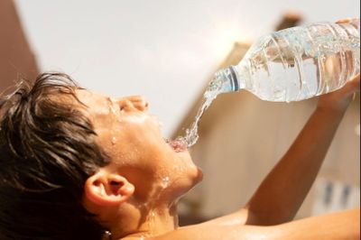 Tổn thương thận dù uống nhiều nước mỗi ngày, bác sĩ chỉ ra sai lầm