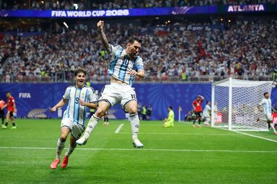 Hỗn loạn, rồi Messi xuất hiện