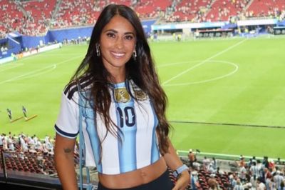 Vợ Messi xách túi Hermès gần nửa tỷ đến sân