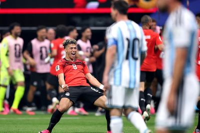 Ăn mừng trước mặt Messi, cầu thủ Ai Cập trả giá đắt