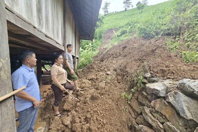 Nhà hai tầng kiên cố đổ xuống suối do sạt lở