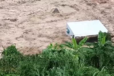 Nhà hai tầng kiên cố đổ xuống suối do sạt lở