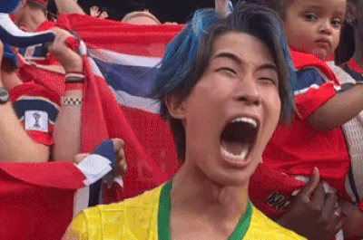 Nam CĐV Nhật Bản lại gào thét giữa đám đông khi cổ vũ Brazil