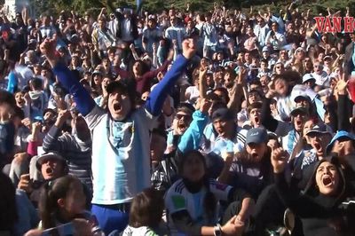 CĐV Argentina vỡ òa sau màn ngược dòng trước Ai Cập