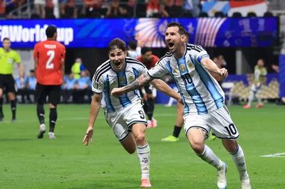 Messi chói sáng giúp Argentina lội ngược dòng ngoạn mục trước Ai Cập
