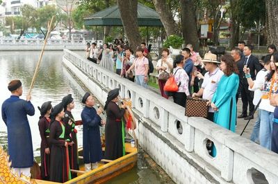 Sản phẩm nghệ thuật thành đòn bẩy du lịch
