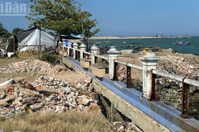 [Ảnh] Bãi biển ở Đắk Lắk bị biến thành nơi tập kết rác thải xây dựng