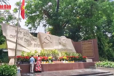 [Video] Người dân TP Hồ Chí Minh dâng lễ tri ân các anh hùng liệt sĩ tại Công viên Lê Thị Riêng