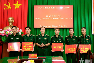 Ban chỉ huy Bộ đội Biên phòng tỉnh An Giang: Trao kinh phí hỗ trợ xây dựng 5 'Nhà đồng đội'