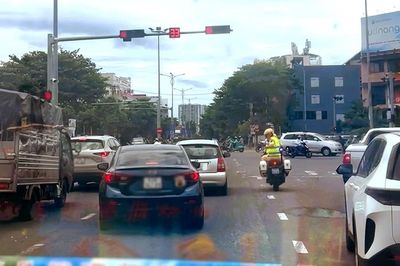 Cảnh sát giao thông mở đường cứu sống bệnh nhân trong lúc nguy kịch