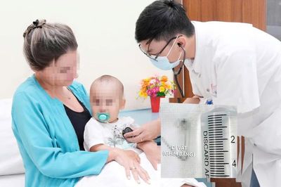 Cứu bé gái 9 tháng tuổi nuốt kim băng đang bung mở