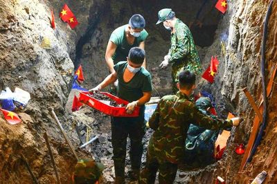 Cẩn trọng, trang nghiêm đưa các anh trở về