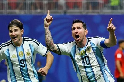 Argentina ngược dòng khó tin thắng Ai Cập