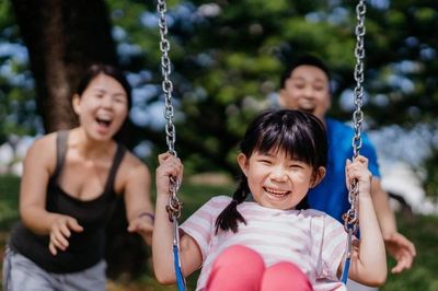Dạy con từ va chạm nhỏ nơi công cộng