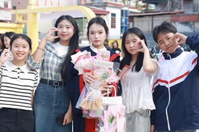 Nữ sinh người Mông khát vọng bước ra thế giới mang kiến thức về bản