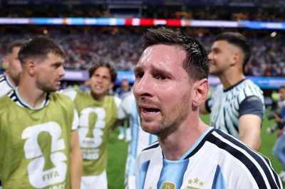 Messi tiết lộ lý do bật khóc sau trận thắng Ai Cập