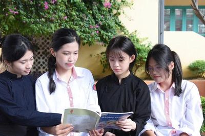 Nữ sinh người Tày ước mơ làm cô giáo trên rẻo cao