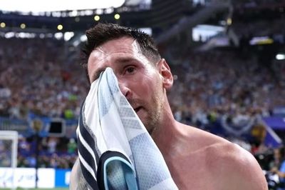 Vì sao Messi bật khóc sau chiến thắng không tưởng của Argentina?