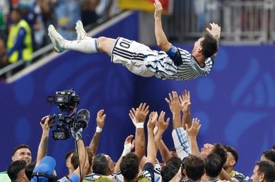 Messi nghẹn ngào tri ân đồng đội sau màn ngược dòng lịch sử trước Ai Cập: 'Những gì tập thể này làm được thật phi thường'
