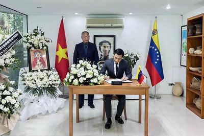 Thứ trưởng Ngoại giao Đặng Hoàng Giang viếng, chia buồn sau vụ động đất tại Venezuela