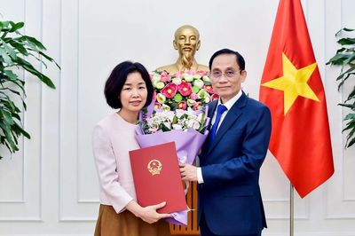 Bộ trưởng Ngoại giao Lê Hoài Trung trao quyết định bổ nhiệm Vụ trưởng