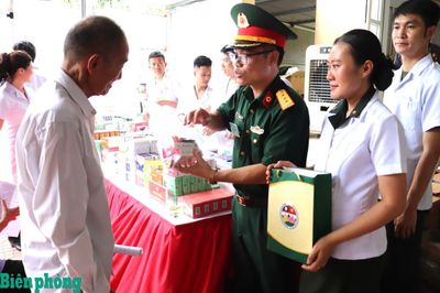 Khai mạc chương trình khám bệnh, cấp thuốc miễn phí cho nhân dân biên giới Việt Nam-Lào