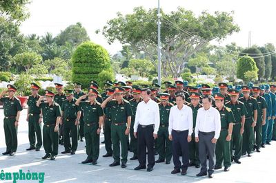 Đoàn công tác Quân ủy Trung ương, Bộ Quốc phòng dâng hương tri ân các Anh hùng, liệt sĩ tại An Giang