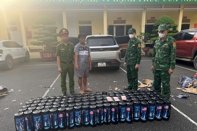 Đồn Biên phòng cửa khẩu Hoành Mô bắt giữ đối tượng vận chuyển 100 bình khí cười