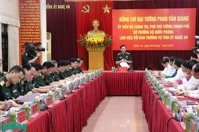Đại tướng Phan Văn Giang làm việc với Ban Thường vụ Tỉnh ủy Nghệ An