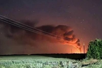 Ukraine tập kích nhà máy lọc dầu, căn cứ không quân trọng yếu của Nga