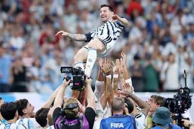 Messi phá kỷ lục kiến tạo, được đồng đội công kênh ăn mừng