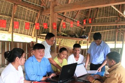 Cán bộ xã mang 'bộ phận một cửa' về nhà rông