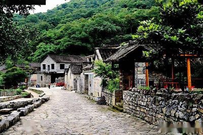 Ngôi làng 600 năm nằm dưới đáy hố sụt sở hữu hệ thống thoát nước độc nhất vô nhị