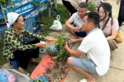 Khu chợ cách Hà Nội 120km bán nhiều đặc sản độc lạ, có thức quà giá chỉ 2 nghìn