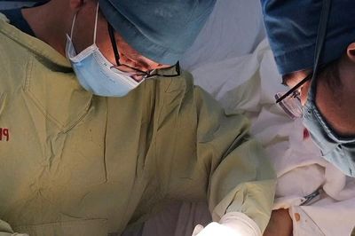 10 giờ cân não cứu bàn tay của nam thanh niên gặp nạn trong ngày đầu đi làm