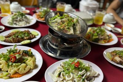 Cô gái tủi thân khi em thi tốt nghiệp 23 điểm được mẹ khao to, tặng điện thoại