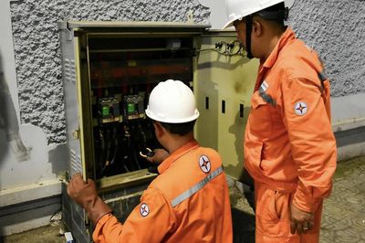 Hóa đơn tiền điện tăng mạnh, ngành điện nói do nắng nóng và học sinh nghỉ hè